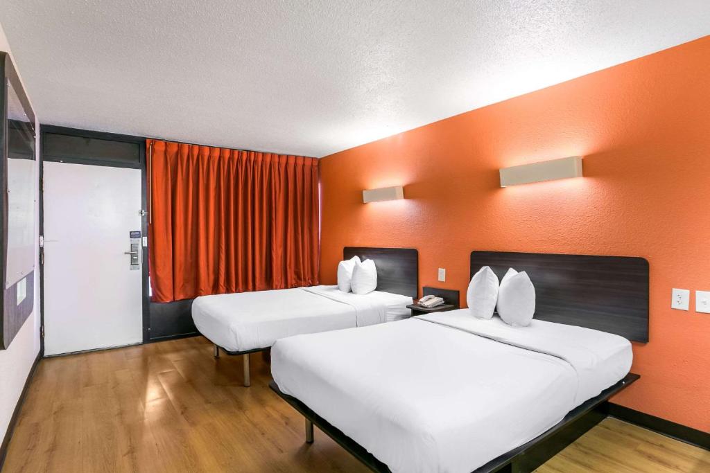Rodeway Inn Baltimore - Inner Harbor South - Double Room With Two Double Beds - Accessible/Non-Smoking