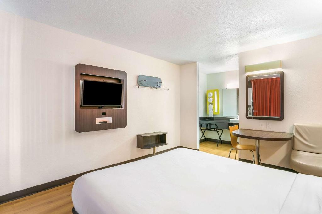 Rodeway Inn Baltimore - Inner Harbor South - Queen Room - Accessible/Smoking