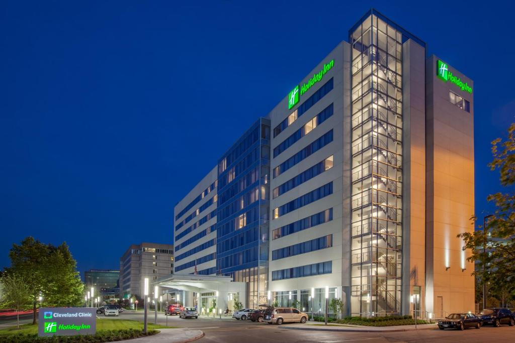um edifício alto com um sinal verde em Holiday Inn Cleveland Clinic, an IHG Hotel em Cleveland