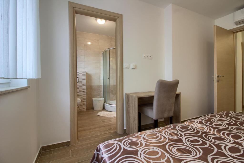 Posteľ alebo postele v izbe v ubytovaní Complex of 2 villas Banjole-Olivia with 2 private pools for up to 20 persons only 200m from the beach - WiiBuk
