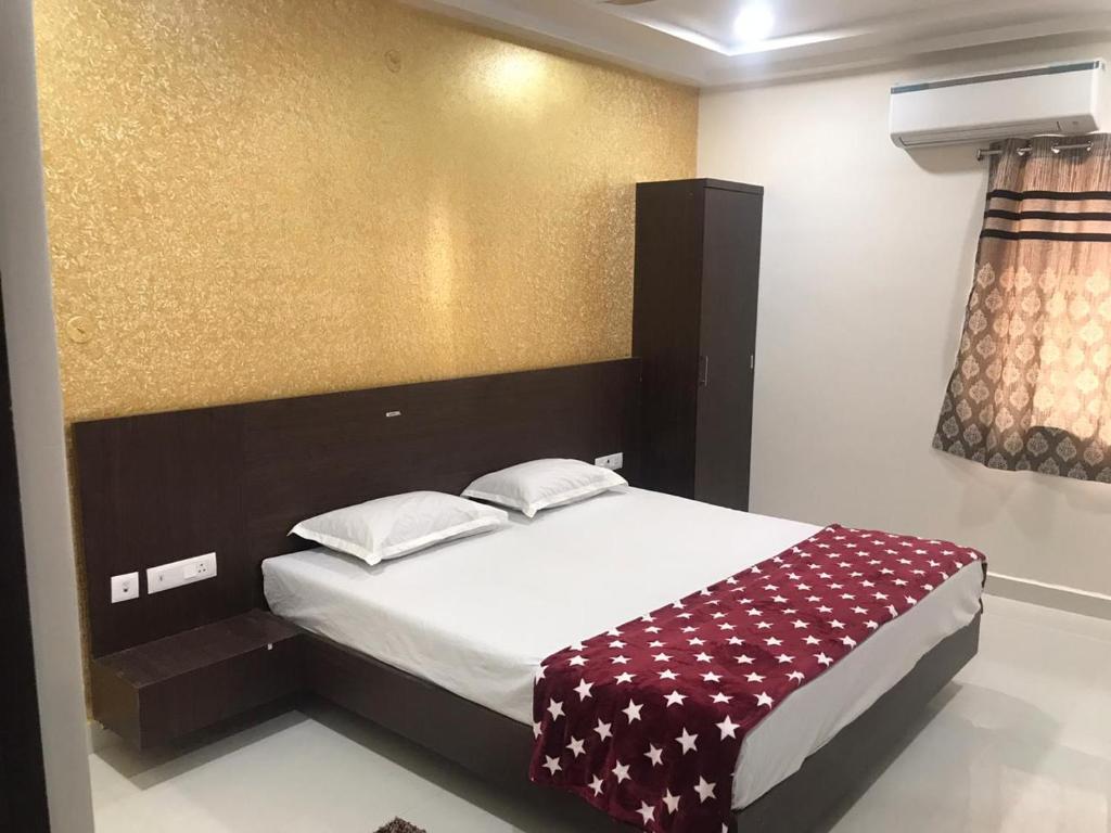 מיטה או מיטות בחדר ב-SRI KRISHNA RESIDENCY