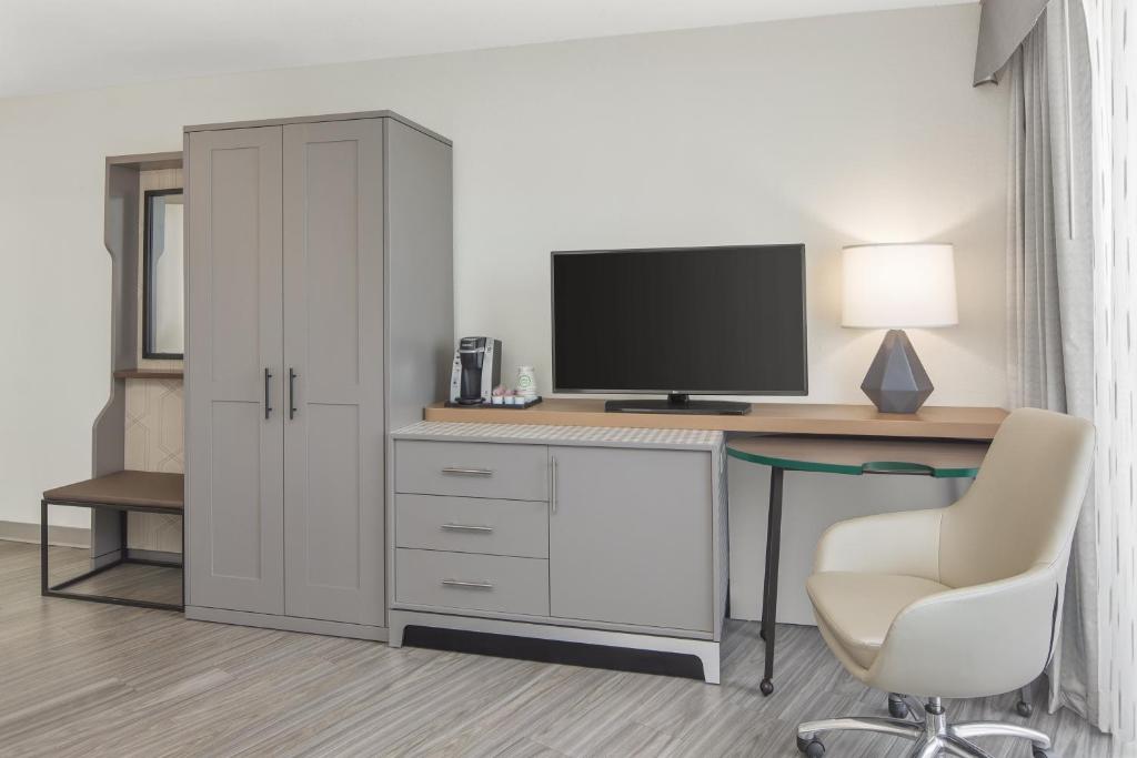 Holiday Inn Charleston-Riverview by IHG photo