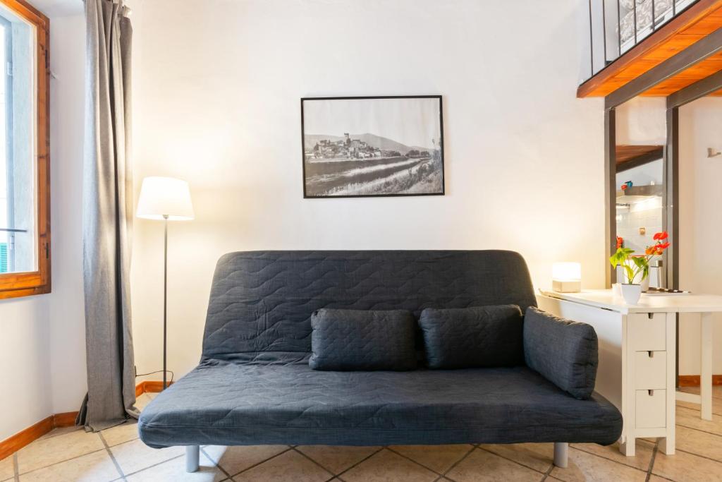 A seating area at Modern Studio Flat - 3 mins from Duomo Square