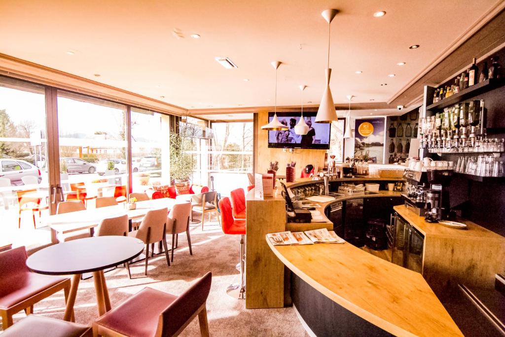 TV a/nebo společenská místnost v ubytování ibis Colmar Est - Hotel Restaurant en Alsace