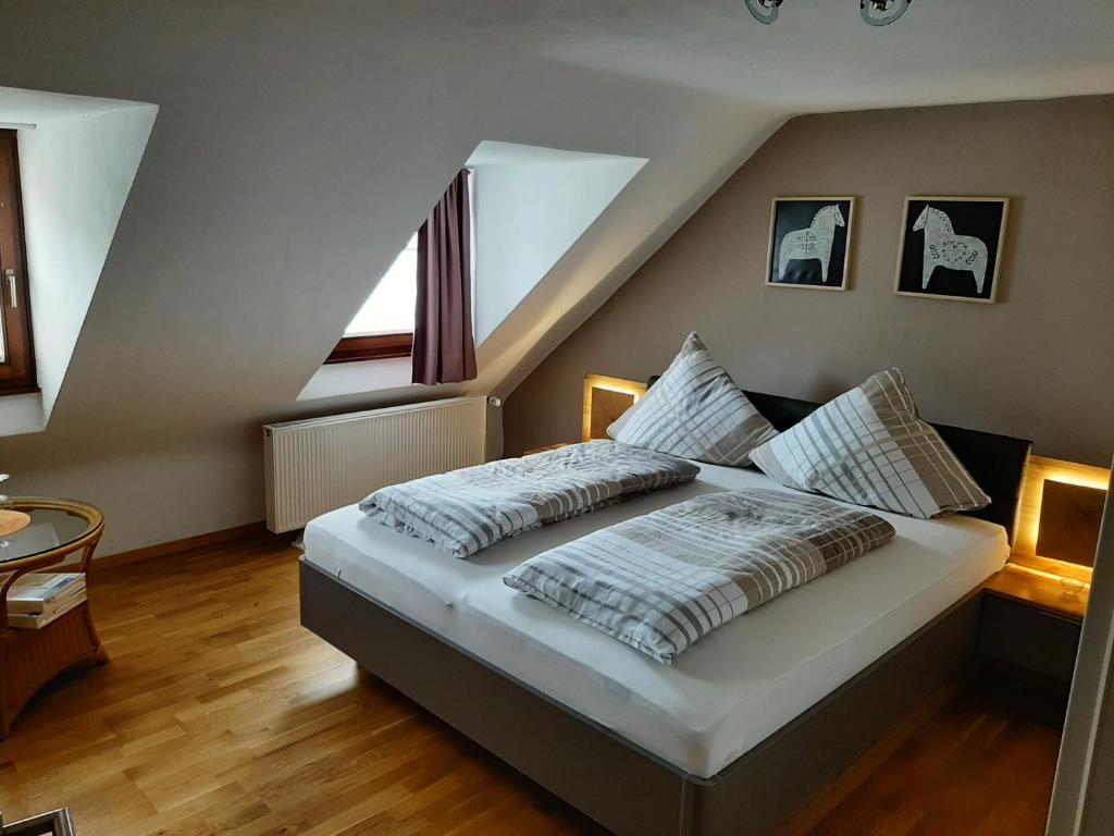 ein Schlafzimmer mit einem großen Bett im Dachgeschoss in der Unterkunft Ferienhaus Elisa in Trittenheim