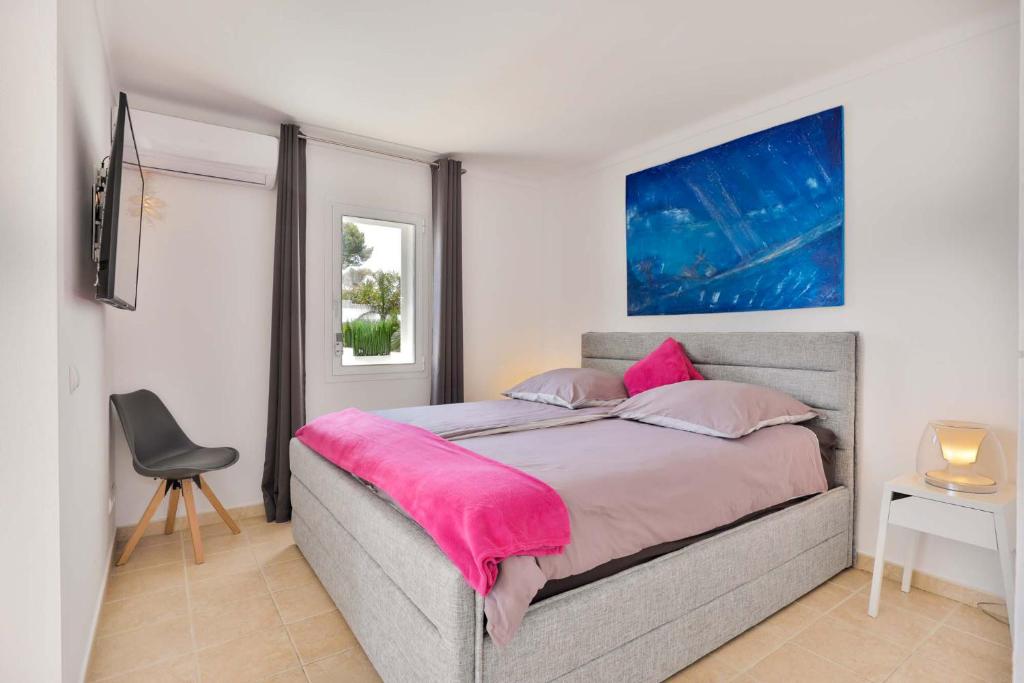 Postel nebo postele na pokoji v ubytování Villa LUMI-Oleanda 8 Pers am Yachthafen Cala d' Or