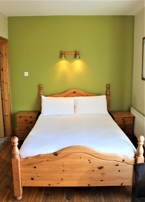Postel nebo postele na pokoji v ubytování St Martin's, Rosslare Harbour Guest Accommodation