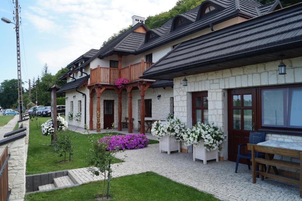 a house with a garden in front of it at Miło,Tu, Pokoje Gościnne in Kazimierz Dolny