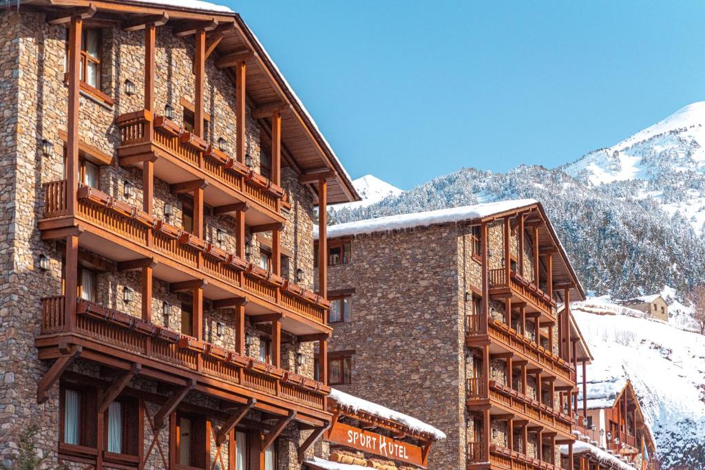 Nespecifikovaný výhled na hory nebo výhled na hory při pohledu z hotelu