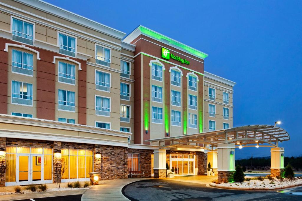 un hotel con un cartel en la parte delantera en Holiday Inn Rock Hill, an IHG Hotel, en Rock Hill