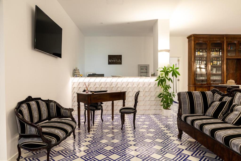 Televízia a/alebo spoločenská miestnosť v ubytovaní HOTEL MYRTUS