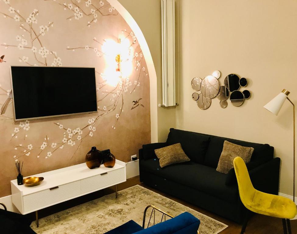 米蘭的住宿－Porta Ticinese Apartment，客厅配有沙发和墙上的电视