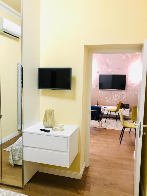 Televízia a/alebo spoločenská miestnosť v ubytovaní Porta Ticinese Apartment