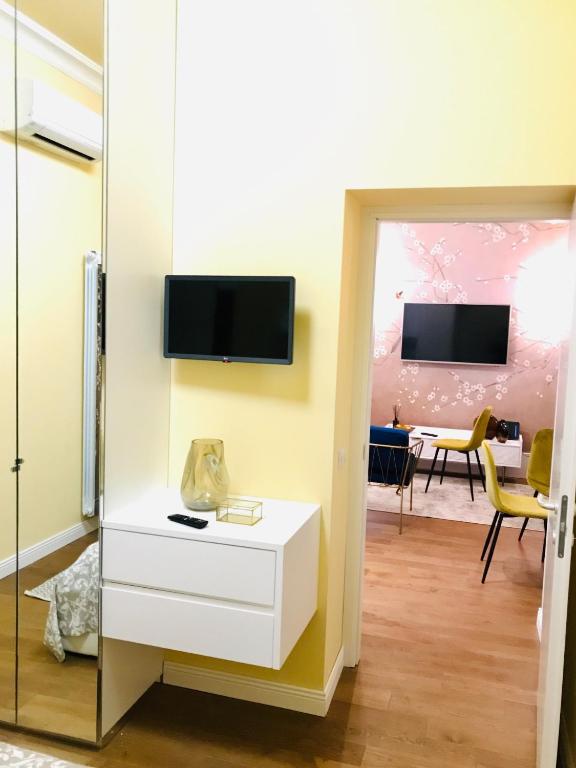 Televízia a/alebo spoločenská miestnosť v ubytovaní Porta Ticinese Apartment