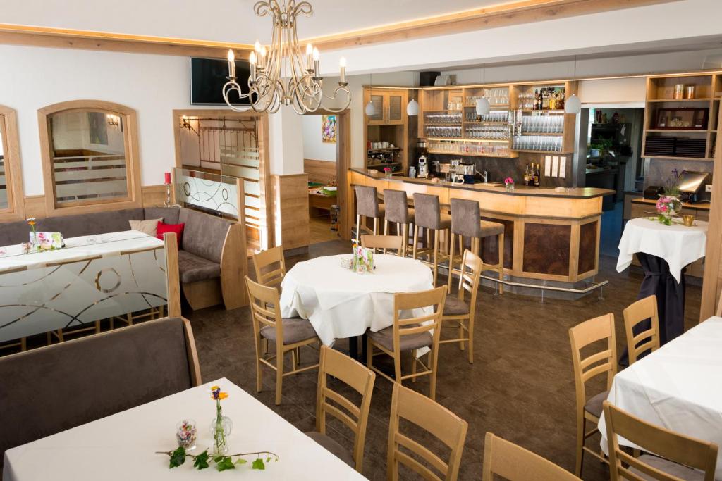 Reštaurácia alebo iné gastronomické zariadenie v ubytovaní Hotel Friesacherhof