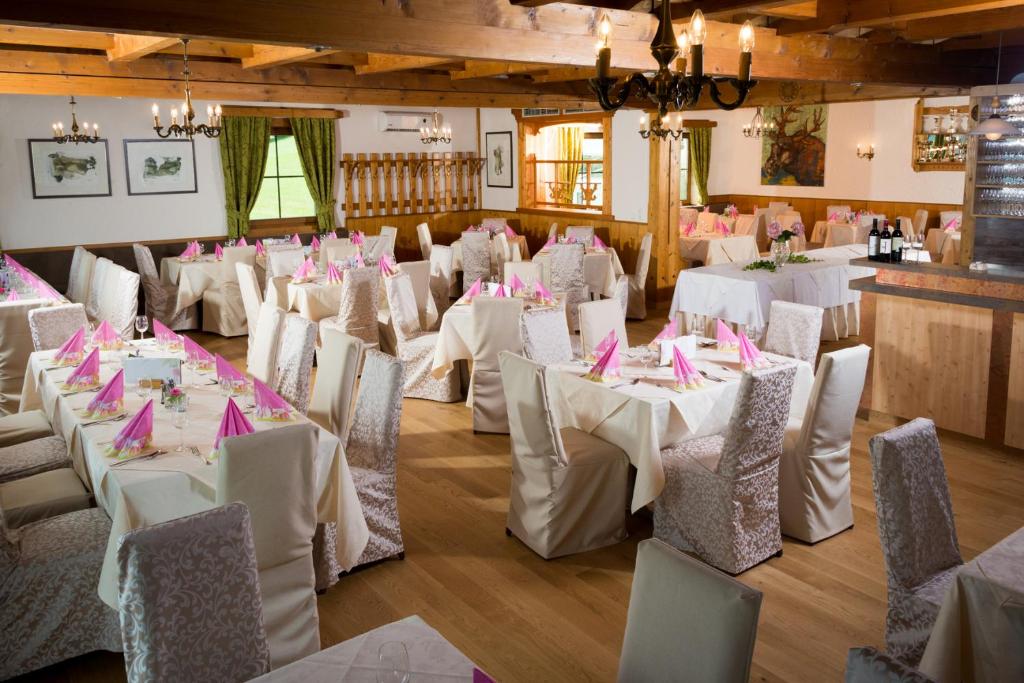 Reštaurácia alebo iné gastronomické zariadenie v ubytovaní Hotel Friesacherhof