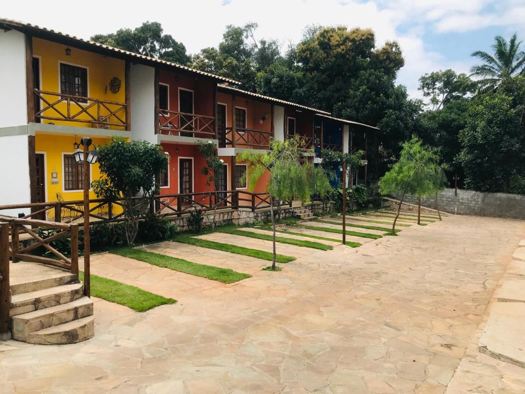 a building with a courtyard in front of it at Apartamento 02 no Vivendas do Serrano em Lençóis in Lençóis