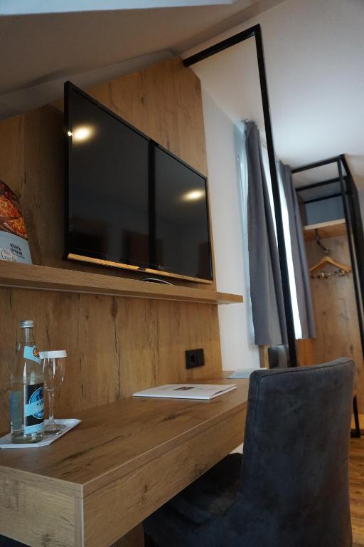 TV a/nebo společenská místnost v ubytování Hotel Grüner Baum