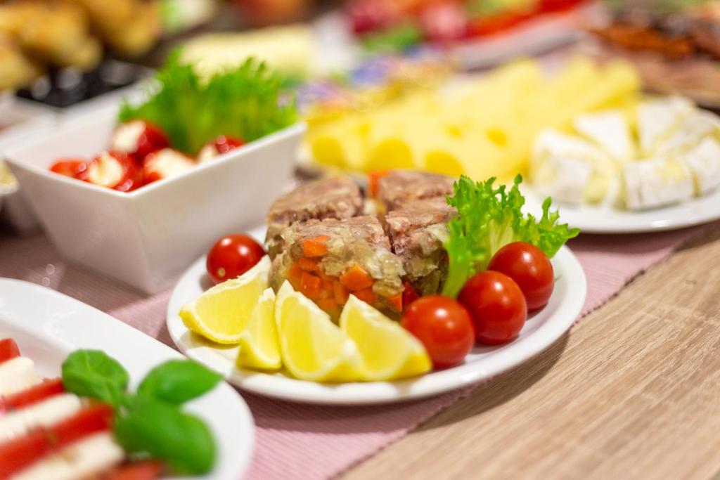 Jedlo v ubytovaní bed & breakfast alebo blízkom okolí