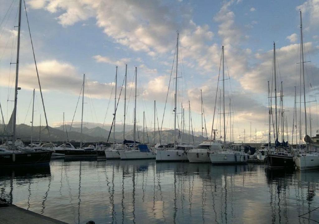 a bunch of boats docked in a harbor at locazione turistica serena in Riposto