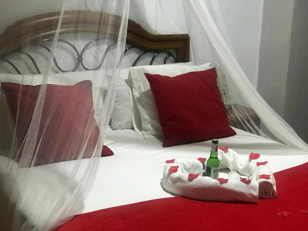 Una cama con dos botellas de vino. en Hotel Argos, en Calasparra