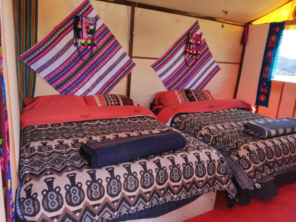 เตียงในห้องที่ Uros Quechua`s Lodge Titicaca