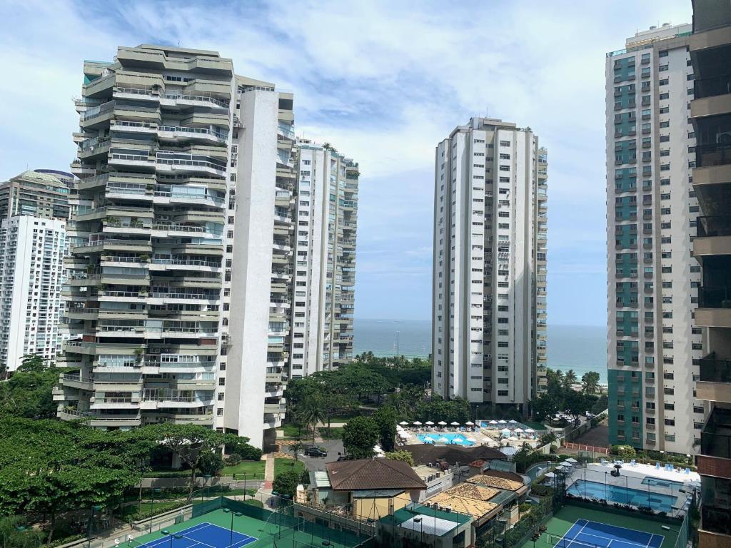 vistas a los edificios altos de una ciudad en Apartamento Praia Barra da Tijuca Wonderful Ocean Suites, en Río de Janeiro