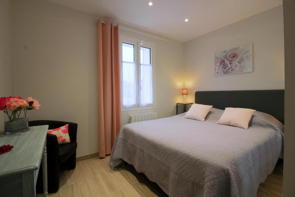 a bedroom with a bed and a window at Les Raisins du Bonheur in Puisseguin