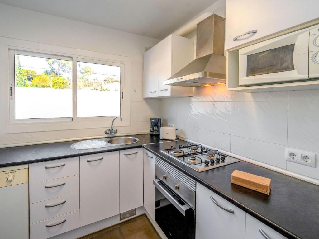 Kuchyň nebo kuchyňský kout v ubytování Apartment Blaumar by Interhome