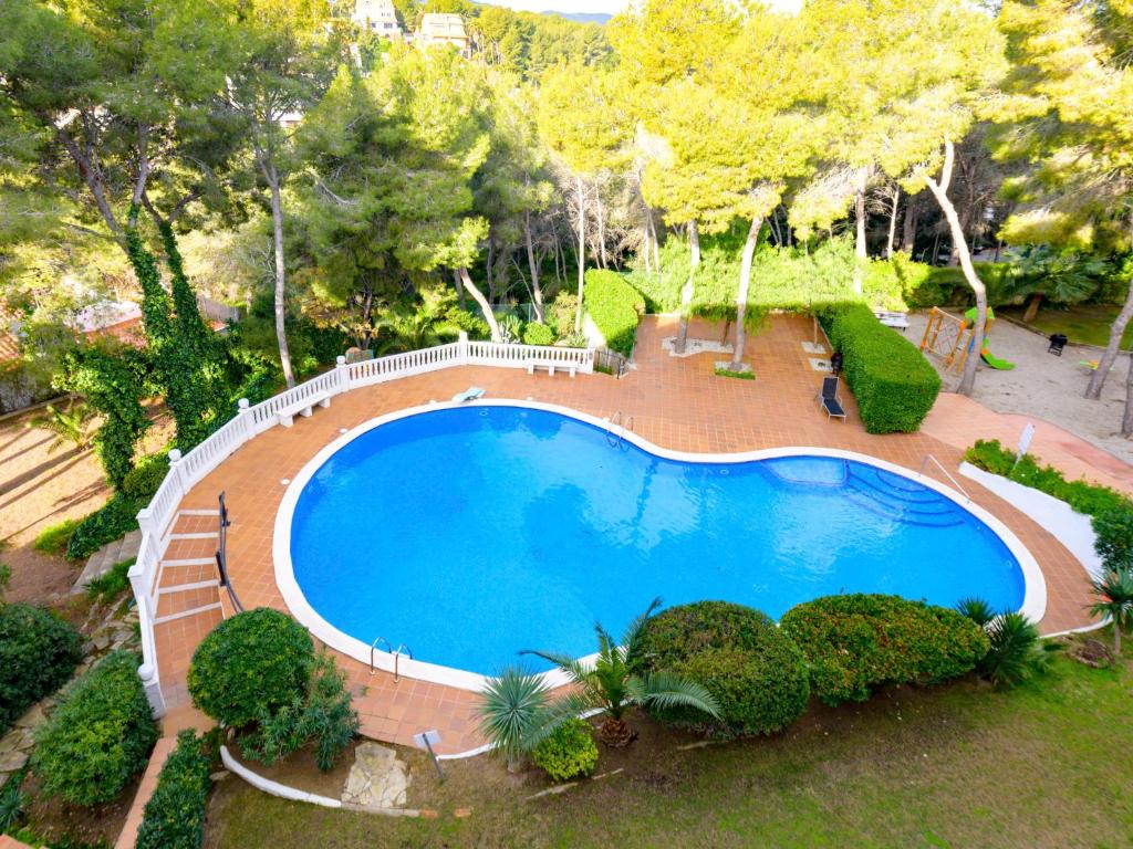 una vista aérea de una piscina en un jardín en Apartment Vallpineda San Fermin by Interhome, en Sitges