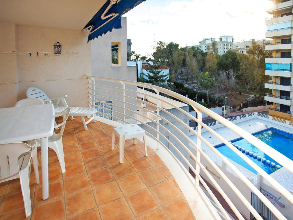 balcón con mesa, sillas y piscina en Apartment Oroblanc by Interhome, en Oropesa del Mar