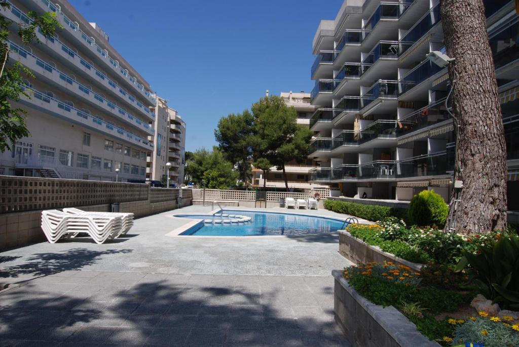 una piscina frente a un edificio de apartamentos en Zeus Montblanc en Salou