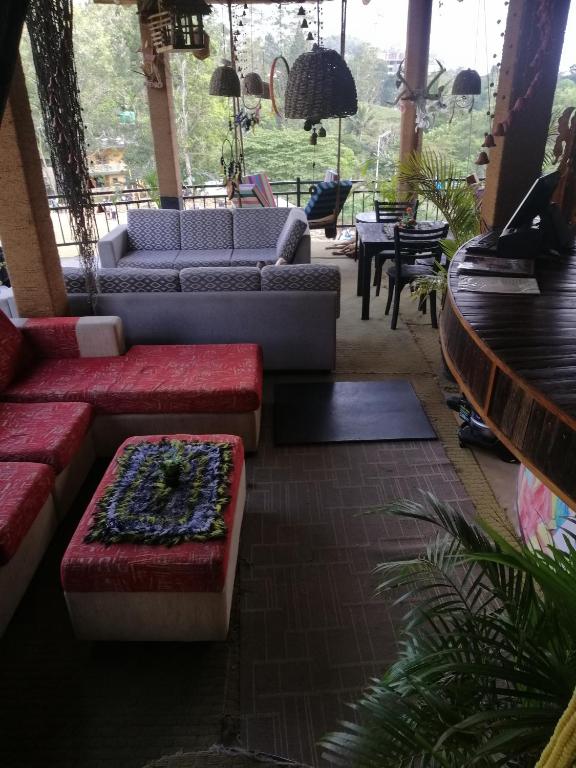Posezení v ubytování Tiki bar hostel ella