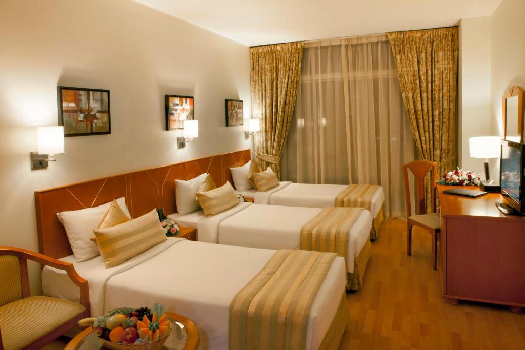 Postel nebo postele na pokoji v ubytování Landmark Hotel