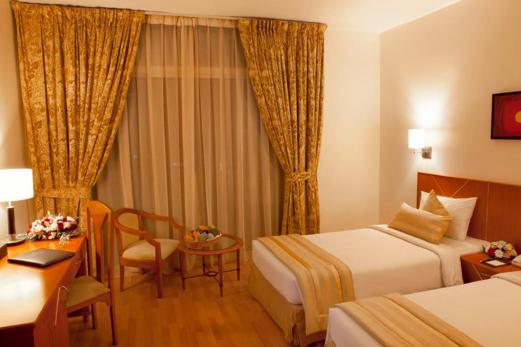 Postel nebo postele na pokoji v ubytování Landmark Hotel