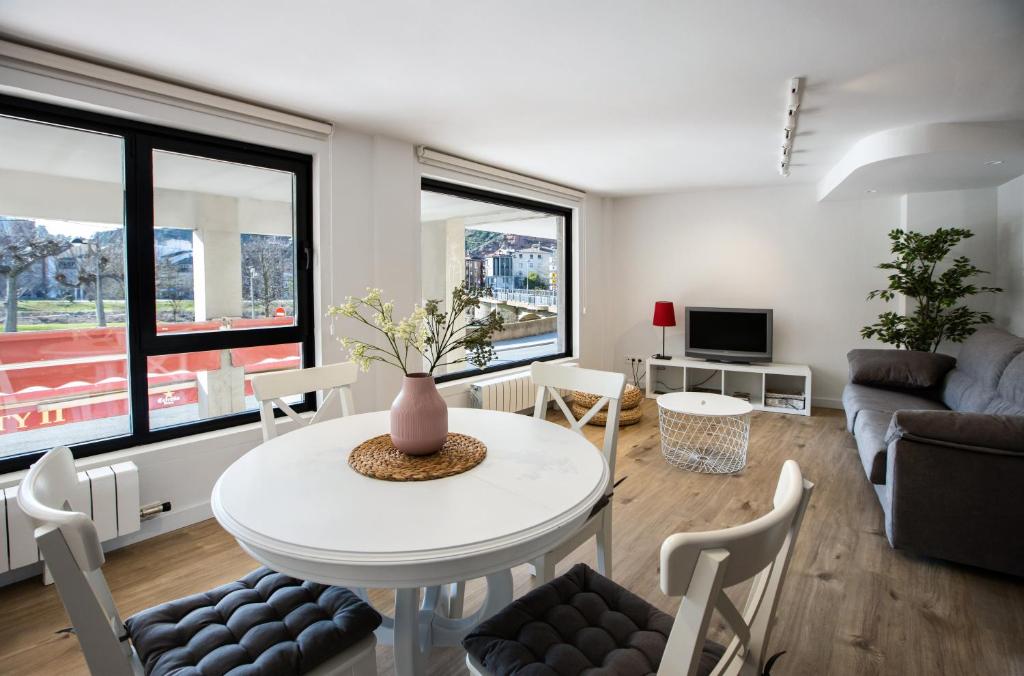 a living room with a white table and chairs at Royalty, vivienda turística in Nájera