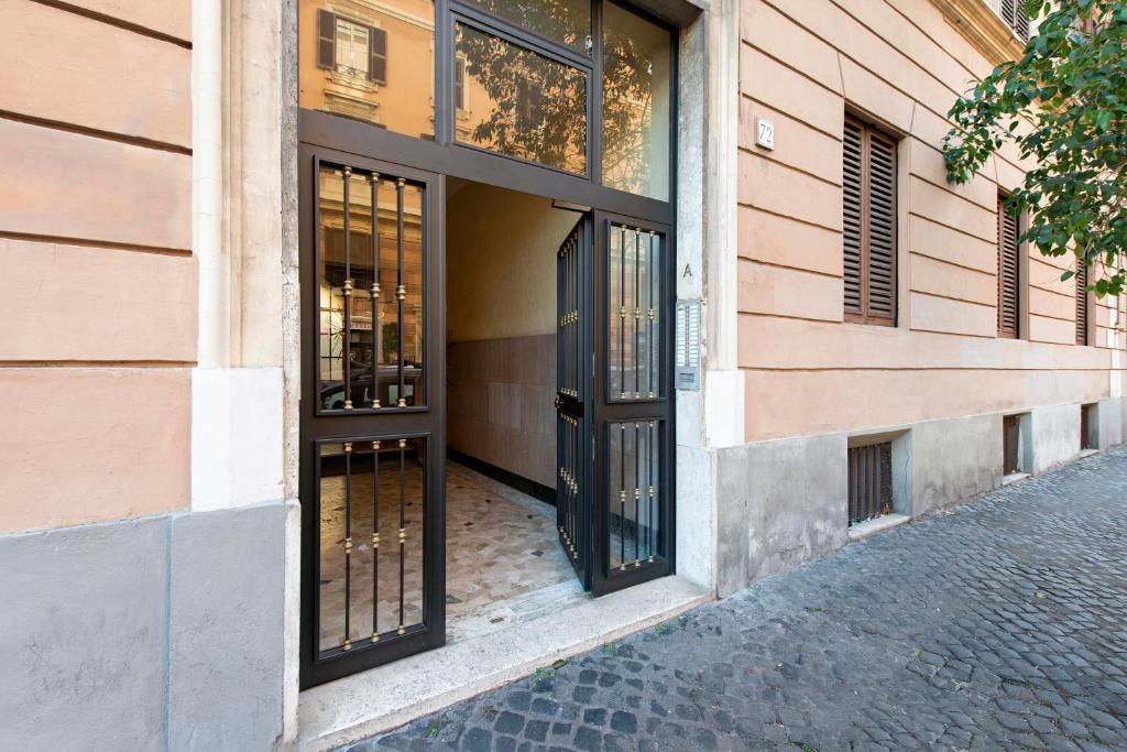 The facade or entrance of DOMUS FORTUNAE VATICANO