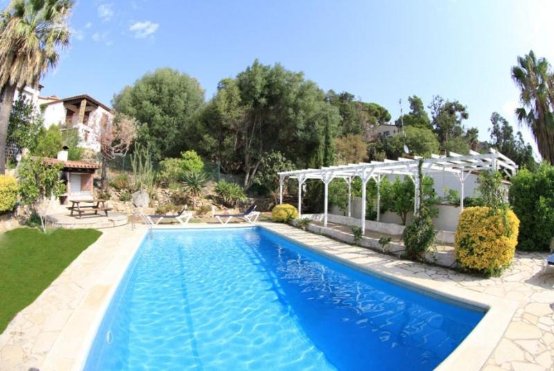 - une piscine dans la cour d'une maison dans l'établissement Club Villamar - Citron, à Calonge