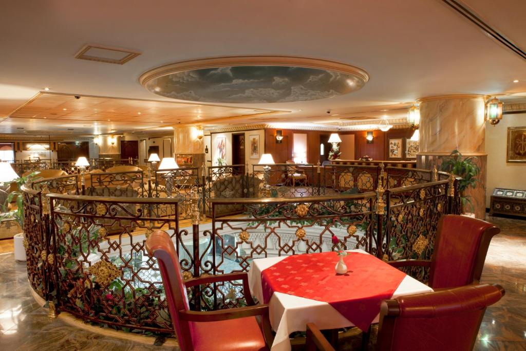 Un restaurant sau alt loc unde se poate mânca la Landmark Plaza Hotel