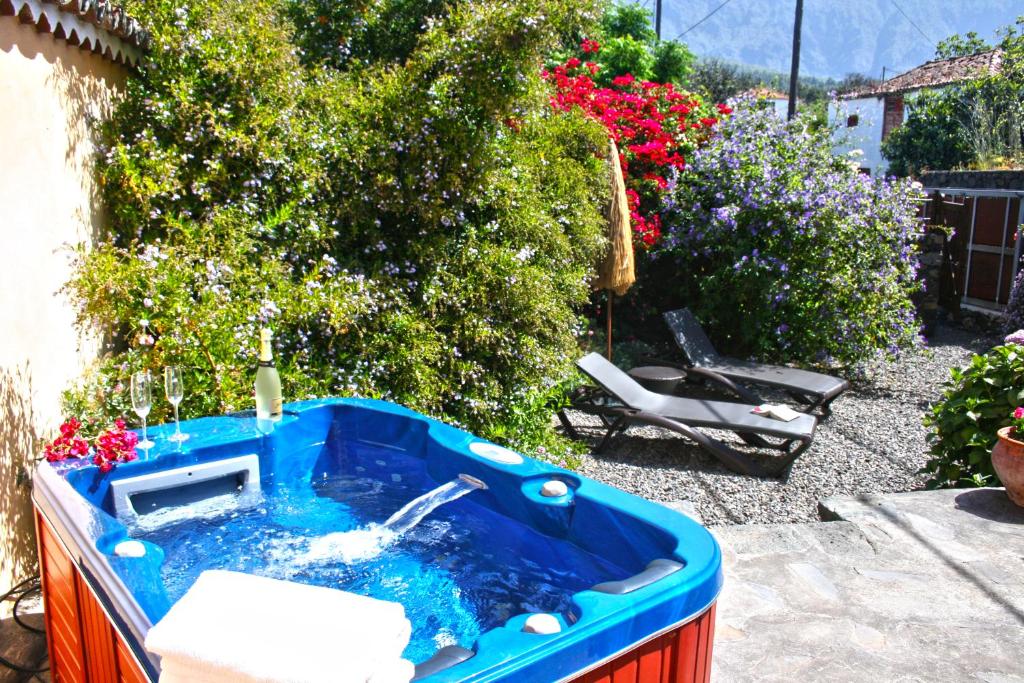 una bañera azul con fregadero en un jardín en El Morro, en El Paso