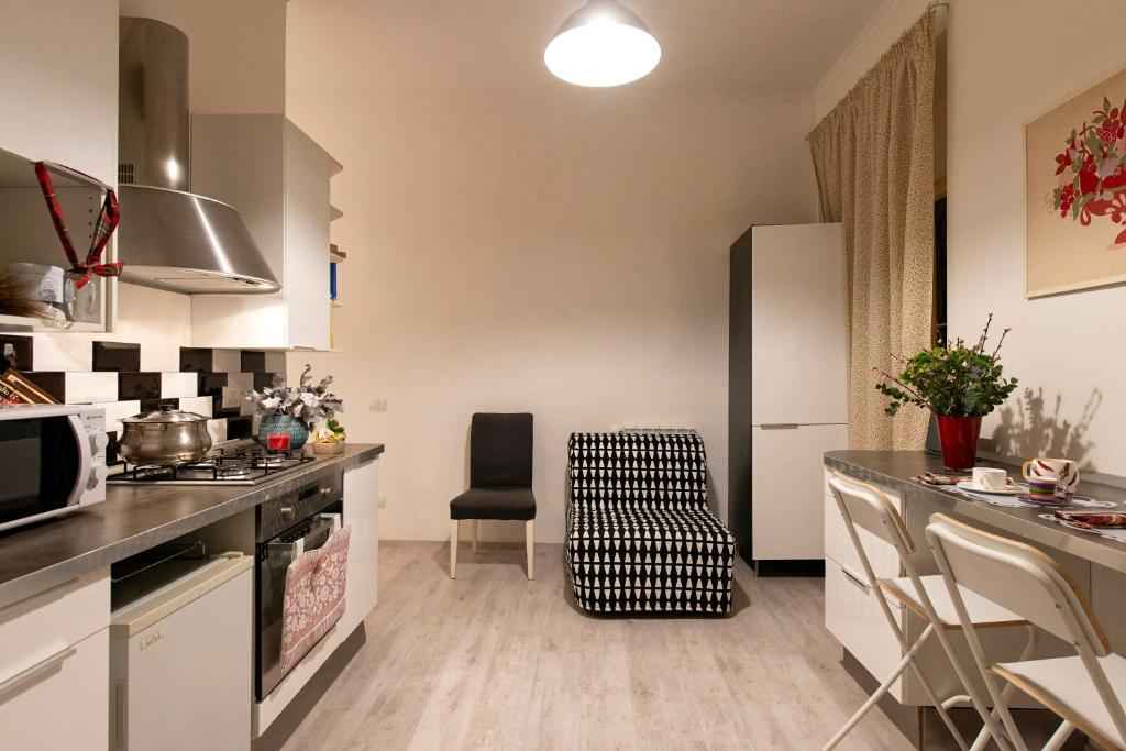 A kitchen or kitchenette at DOMUS FORTUNAE VATICANO