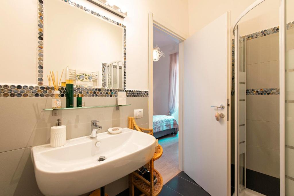 A bathroom at DOMUS FORTUNAE VATICANO