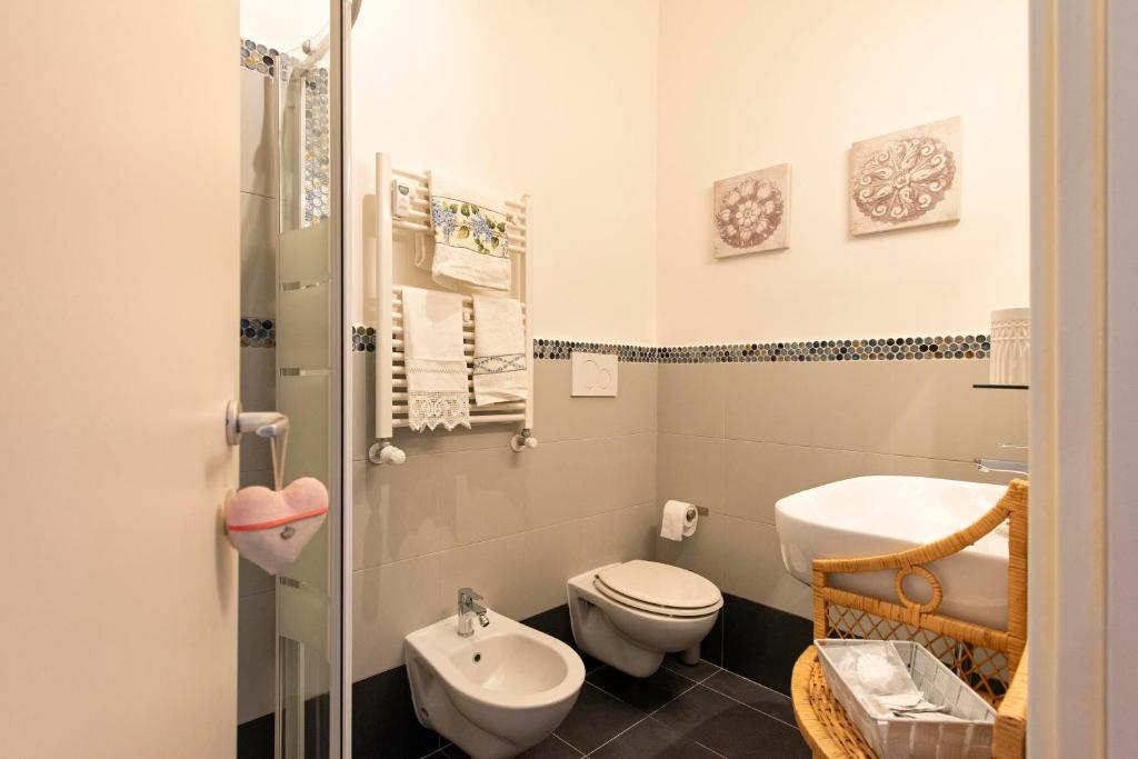 A bathroom at DOMUS FORTUNAE VATICANO