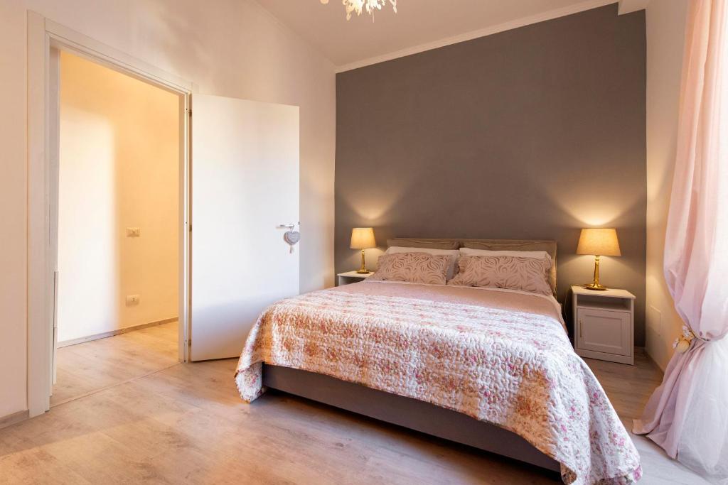 A bed or beds in a room at DOMUS FORTUNAE VATICANO