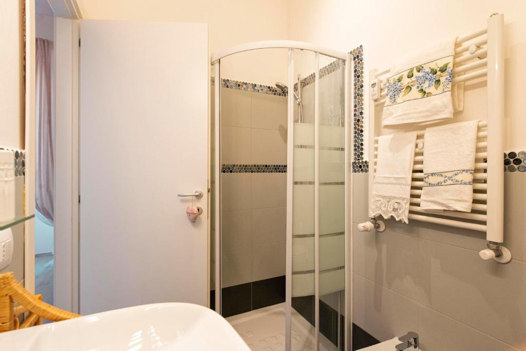 A bathroom at DOMUS FORTUNAE VATICANO