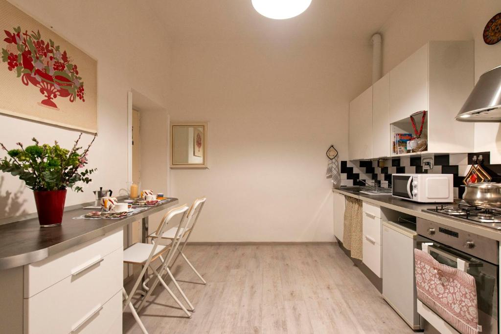 A kitchen or kitchenette at DOMUS FORTUNAE VATICANO