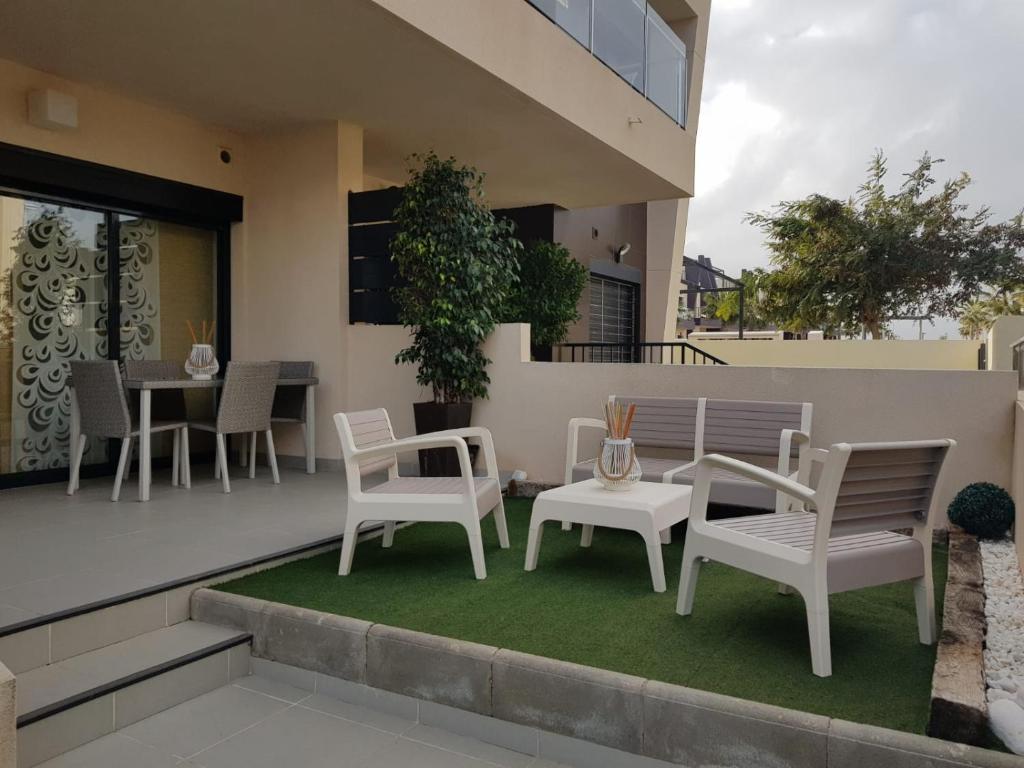 patio z krzesłami i stołem na balkonie w obiekcie Torre de la horadada Alicante w mieście Torre de la Horadada