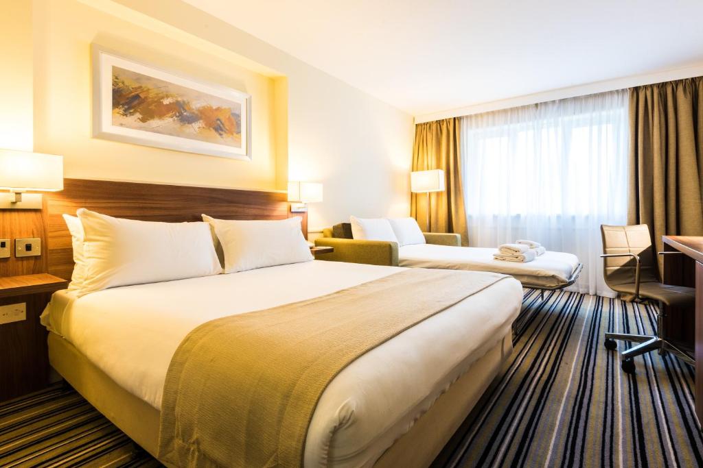 Holiday Inn Chester South, an IHG Hotel - 带双床和单人床的标准房间