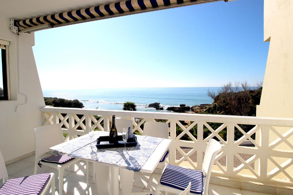 アルブフェイラにあるmagnifique appartement sur la plage ...の海の景色を望むバルコニー(テーブル付)