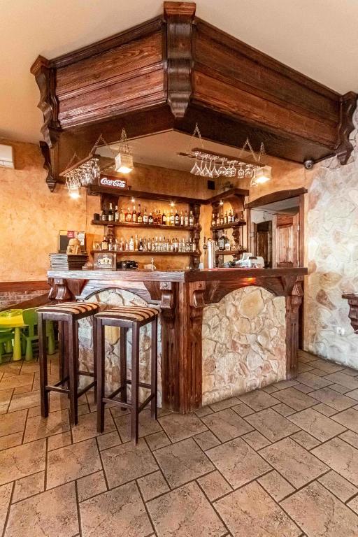 Lounge alebo bar v ubytovaní Zajazd Bachus